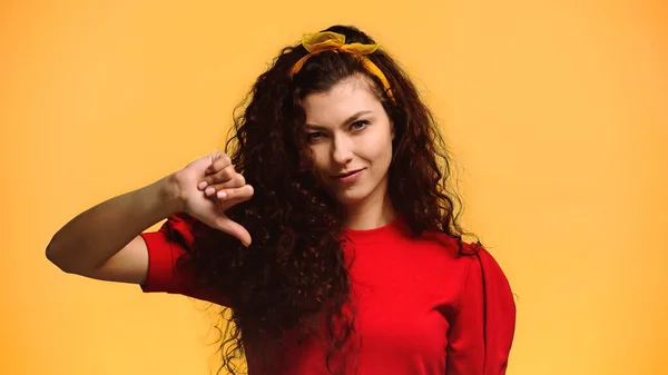 Mujer Sonriente Blusa Roja Diadema Mostrando Pulgar Hacia Abajo Aislado —  Fotos de Stock