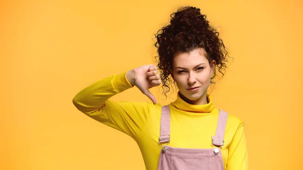 Ontevreden Vrouw Tonen Afkeer Gebaar Terwijl Kijken Naar Camera Geïsoleerd — Stockfoto