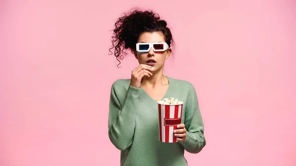 Femme Concentrée Dans Des Lunettes Sweat Vert Manger Pop Corn — Photo