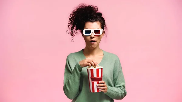 Impressionato Donna Occhiali Mangiare Popcorn Isolato Rosa — Foto Stock