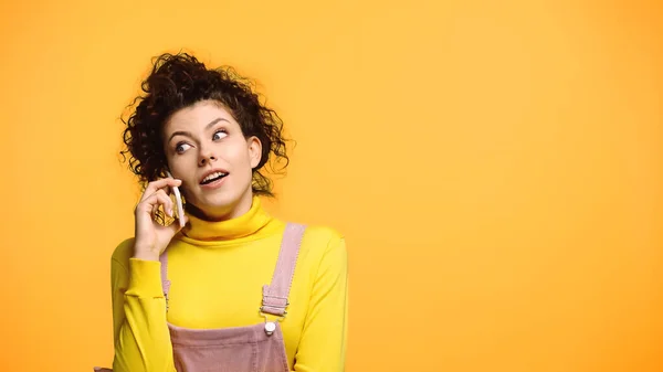 Mujer Sorprendida Cuello Alto Amarillo Hablando Teléfono Inteligente Aislado Naranja —  Fotos de Stock