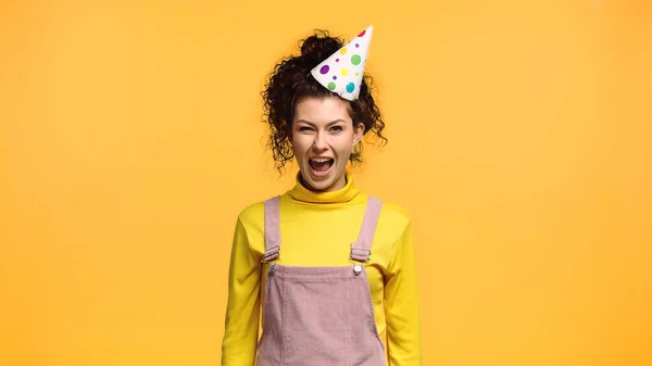 Femme Excitée Chapeau Fête Regardant Caméra Isolée Sur Orange — Photo