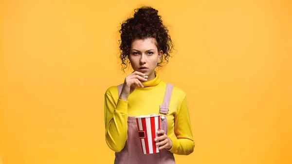 Fokussierte Frau Gelbem Rollkragen Isst Popcorn Isoliert Auf Orange — Stockfoto