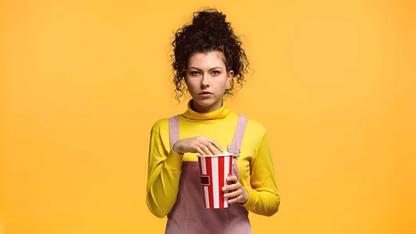 Donna Concentrata Dolcevita Giallo Con Popcorn Isolati Arancione — Foto Stock