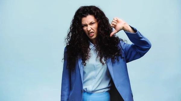 Ontevreden Vrouw Grimmig Toont Afkeer Teken Geïsoleerd Blauw — Stockfoto