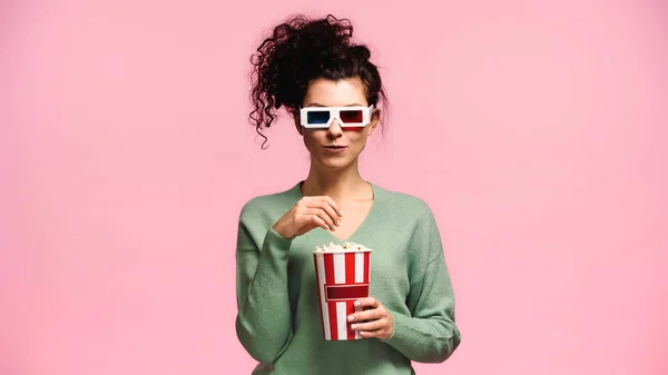 Mujer Positiva Gafas Pie Con Cubo Palomitas Maíz Aislado Rosa — Foto de Stock