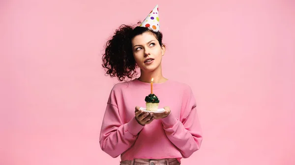 Mujer Soñadora Pidiendo Deseo Mientras Sostiene Cupcake Cumpleaños Aislado Rosa —  Fotos de Stock