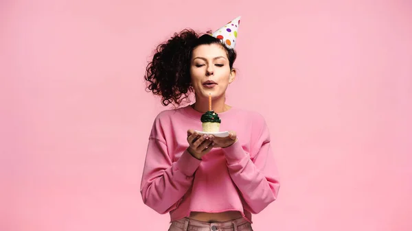Joven Mujer Partido Gorra Soplando Vela Cumpleaños Cupcake Aislado Rosa —  Fotos de Stock