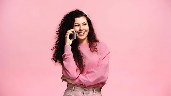Mujer Emocionada Sonriendo Durante Conversación Teléfono Celular Aislado Rosa — Foto de Stock