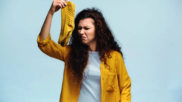 Mujer Frunciendo Ceño Sosteniendo Calcetines Apestosos Aislados Azul — Foto de Stock