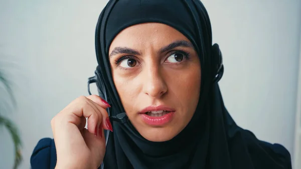 Muslim Operator Call Center Menggunakan Headset Kantor — Stok Foto