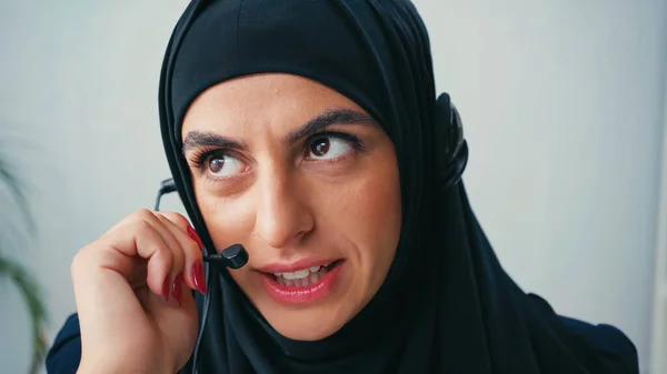 Mujer Musulmana Hiyab Usando Auriculares Hablando Centro Llamadas — Foto de Stock