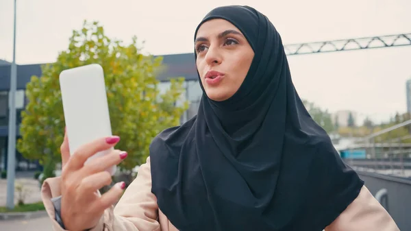 Musulmana Mujer Hijab Hablando Mientras Tiene Videollamada Calle Urbana — Foto de Stock