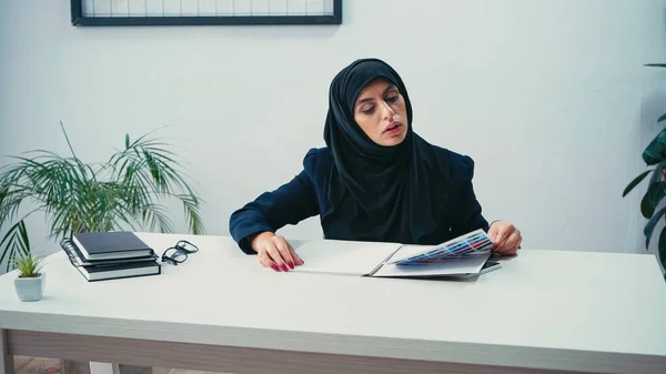 Empresaria Musulmana Hiyab Trabajando Con Papeles Oficina — Foto de Stock