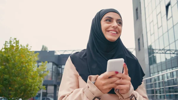 Happy Young Muslim Woman Hijab Messaging Smartphone — Stock Photo, Image