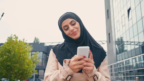 Sonriente Musulmana Mujer Hijab Mensajería Teléfono Inteligente Fuera — Foto de Stock