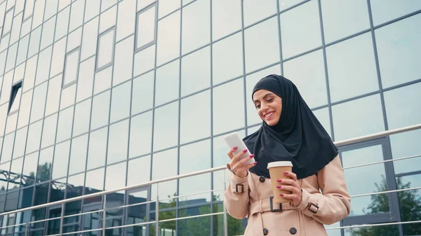 Vista Ángulo Bajo Mujer Musulmana Feliz Hijab Utilizando Teléfono Inteligente — Foto de Stock