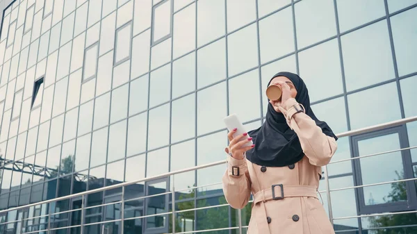 Mujer Musulmana Joven Hijab Sosteniendo Teléfono Inteligente Beber Café Para — Foto de Stock