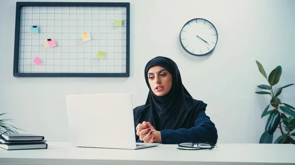 Mujer Negocios Musulmana Seguro Tener Videollamada Ordenador Portátil Oficina — Foto de Stock