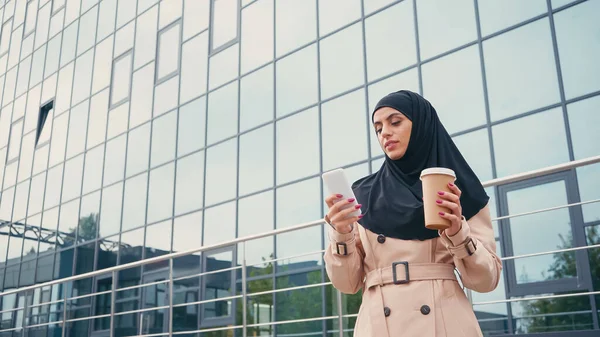 Joven Mujer Musulmana Hijab Usando Teléfono Inteligente Sosteniendo Café Para — Foto de Stock