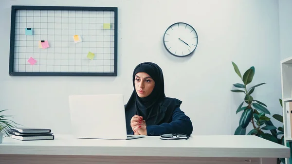 Confident Muslim Businesswoman Hijab Having Video Call Laptop Office — Stock Photo, Image