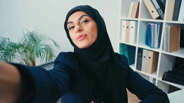 Young Muslim Businesswoman Pouting Lips While Taking Selfie — Stock Photo, Image