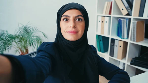 Smiling Muslim Businesswoman Looking Camera While Taking Selfie — Stock Photo, Image