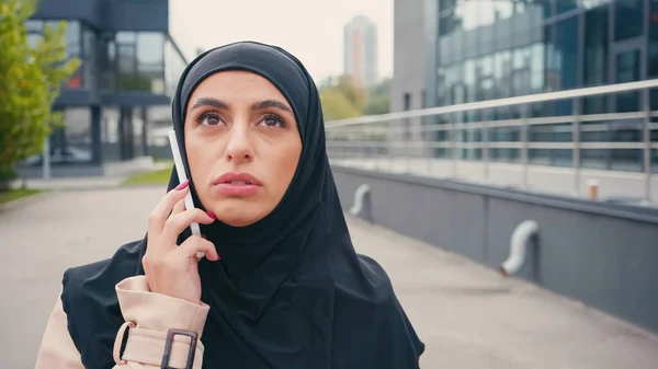Wanita Muslim Muda Hijab Memiliki Panggilan Telepon Luar — Stok Foto