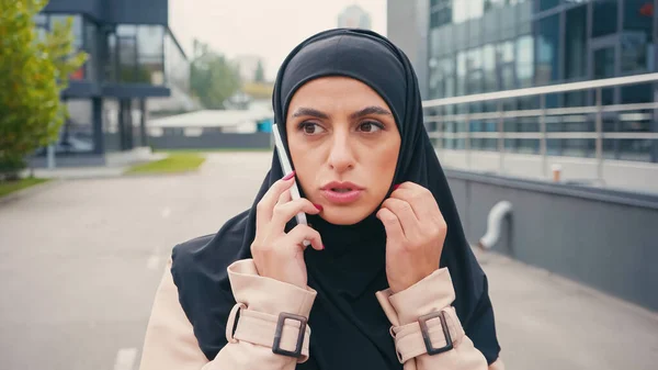 Joven Mujer Musulmana Hijab Hablando Teléfono Inteligente Fuera — Foto de Stock