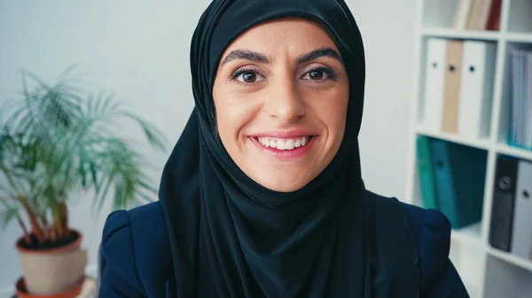Alegre Musulmana Mujer Negocios Mirando Cámara Oficina — Foto de Stock
