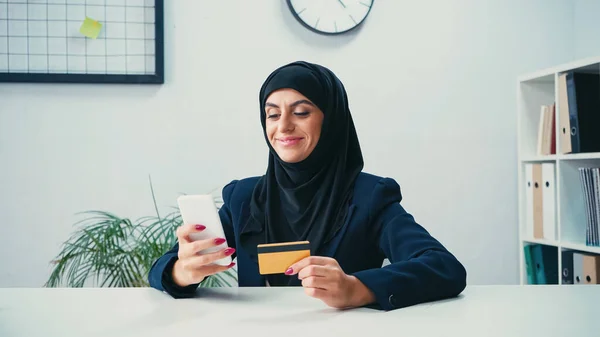 Feliz Mujer Negocios Musulmana Usando Teléfono Inteligente Tarjeta Crédito Oficina — Foto de Stock