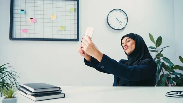 Muslim Businesswoman Pouting Lips Taking Selfie Smartphone Office — Stock Photo, Image