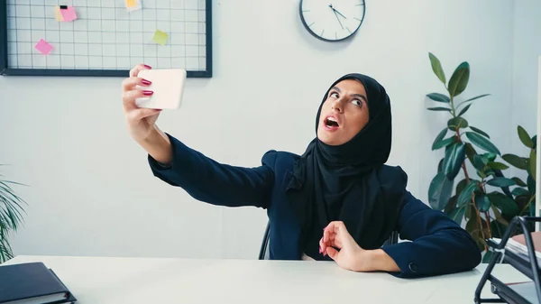 Empresaria Musulmana Con Boca Abierta Tomando Selfie Teléfono Móvil Oficina — Foto de Stock