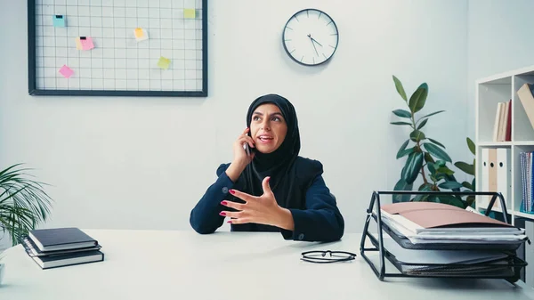 Muslim Businesswoman Sitting Desk Talking Smartphone Office — Stock Photo, Image