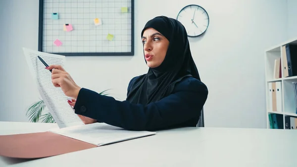 Mujer Negocios Musulmana Hijab Señalando Con Pluma Documento Oficina Moderna — Foto de Stock