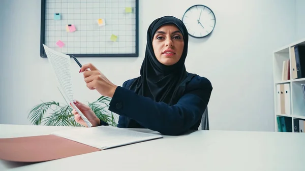 Mujer Musulmana Hijab Señalando Con Pluma Documento Oficina Moderna — Foto de Stock