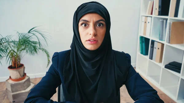 Mengejutkan Arab Pengusaha Wanita Dalam Jilbab Melihat Kamera Kantor — Stok Foto