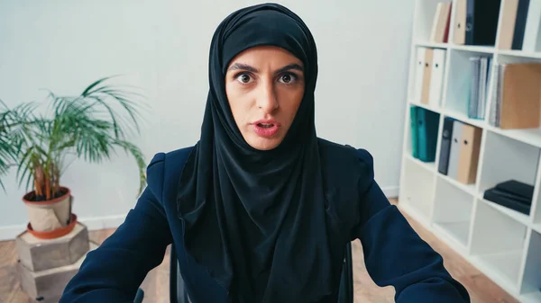Mujer Negocios Árabe Disgustado Hijab Mirando Cámara Oficina —  Fotos de Stock