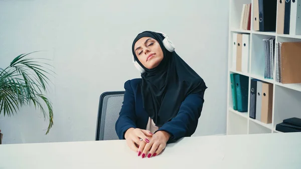 Arabian Businesswoman Hijab Listening Music Headphones Office — Stock Photo, Image