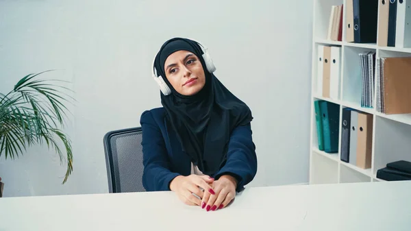 Mujer Negocios Árabe Hijab Escuchando Música Auriculares — Foto de Stock