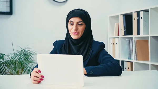 Mujer Musulmana Sonriente Hijab Mirando Tableta Digital Oficina — Foto de Stock