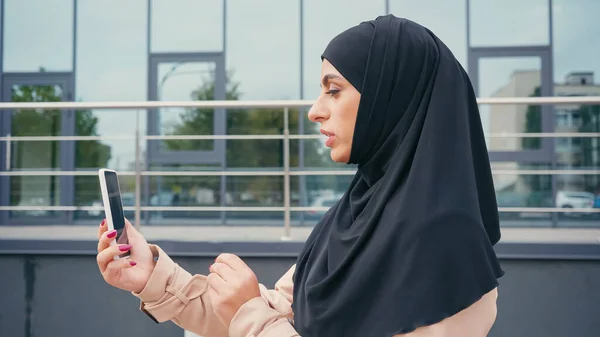 Vista Lateral Mujer Musulmana Hijab Tener Videollamada Teléfono Inteligente Fuera — Foto de Stock