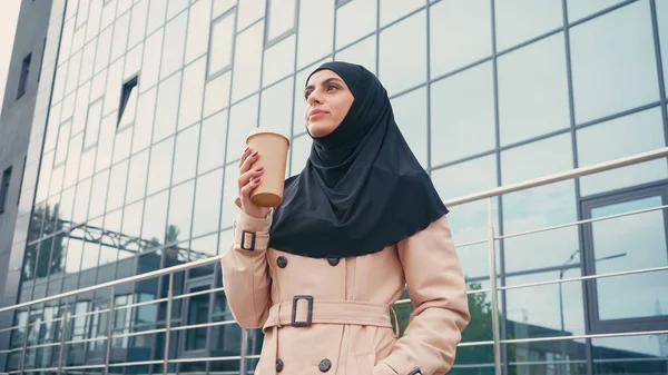 Vista Ángulo Bajo Mujer Musulmana Hijab Gabardina Sosteniendo Taza Papel — Foto de Stock