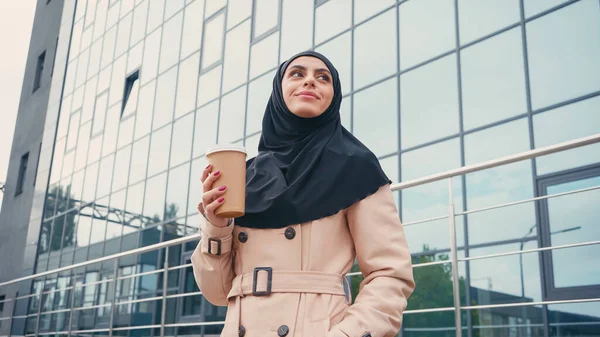 Vista Ángulo Bajo Alegre Mujer Musulmana Hijab Gabardina Sosteniendo Taza — Foto de Stock