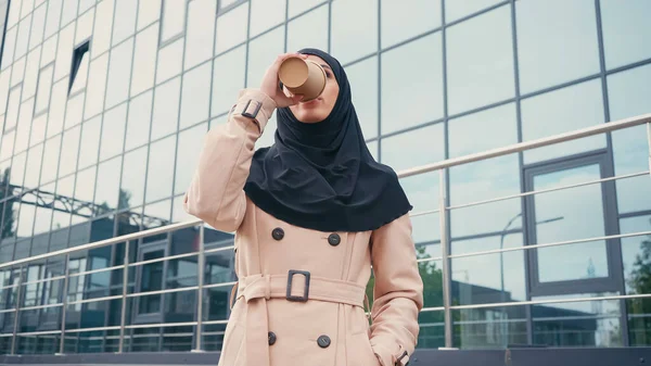 Vista Ángulo Bajo Mujer Musulmana Hijab Gabardina Beber Café Para — Foto de Stock