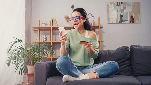 Mujer Excitada Gafas Con Smartphone Tarjeta Crédito — Foto de Stock