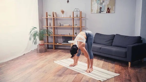 Jovem Esportista Curvando Enquanto Estende Casa — Fotografia de Stock