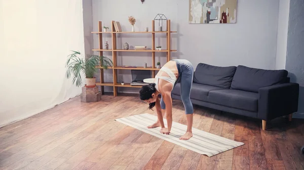 Apto Esportista Que Estende Volta Tapete Fitness Casa — Fotografia de Stock