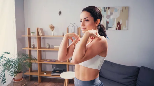 Sportieve Vrouw Aan Het Opwarmen Woonkamer — Stockfoto