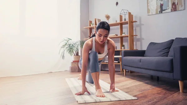 Desportista Trabalhando Tapete Fitness Casa — Fotografia de Stock